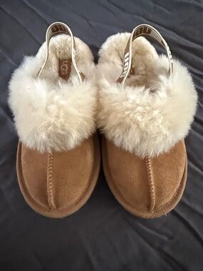 UGG Girls Slippers/House Shoes with strap